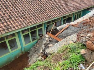Penampakan Ruang Kelas SD di Ciamis Tertimpa Tebing Longsor Penampakan Ruang Kelas SD di Ciamis Tertimpa Tebing Longsor