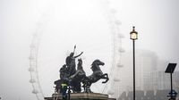 Saat Panorama Kota London Tertutup Kabut Musim Dingin