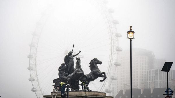 Saat Panorama Kota London Tertutup Kabut Musim Dingin