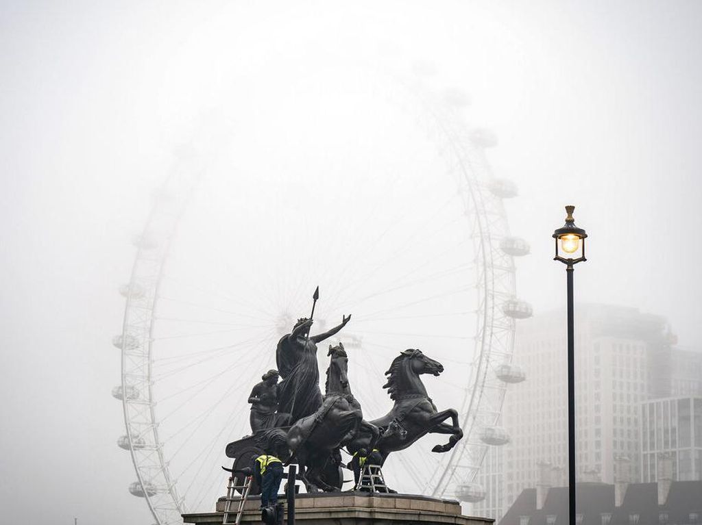 Saat Panorama Kota London Tertutup Kabut Musim Dingin