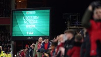 Pada akhirnya gol tersebut dianulir karena offside. Surridge pun kecele. Apalagi kemudian Nottingham kalah 0-3 dari MU di laga itu. Foto: PA Images via Getty Images/Mike Egerton - PA Images  