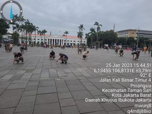 Satpol PP Bersih-bersih Kota Tua, Puntung Rokok Terkumpul 2 Tong Sampah!