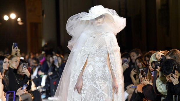 PARIS, FRANCE - JANUARY 25: (EDITORIAL USE ONLY - For Non-Editorial use please seek approval from Fashion House) A model walks the runway during the Zuhair Murad Haute Couture Spring Summer 2023 show as part of Paris Fashion Week on January 25, 2023 in Paris, France. (Photo by Kristy Sparow/Getty Images)