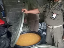 Satpol PP Sita 175 Liter Arak Gula di Karangasem