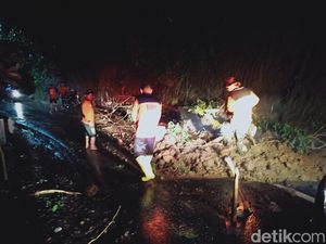 Hujan Deras, Tebing Longsor di Rahtawu Kudus Menutup Jalan Desa Hujan Deras, Tebing Longsor di Rahtawu Kudus Menutup Jalan Desa