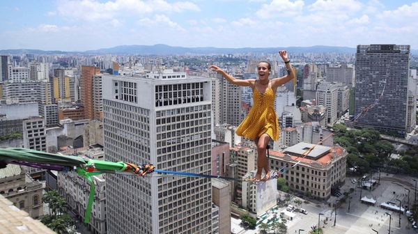 Tegang! Aksi Perempuan di Brasil Seberangi Dua Gedung dengan Seutas Tali