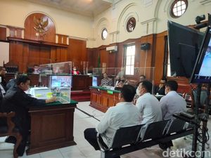 Kesaksian Komandan Brimob Bantah Gas Air Mata Ditembakkan ke Tribun Kanjuruhan Kesaksian Komandan Brimob Bantah Gas Air Mata Ditembakkan ke Tribun Kanjuruhan
