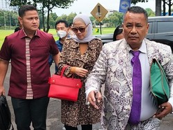 Venna Melinda Tiba di Polda Jatim Didampingi Hotman Paris