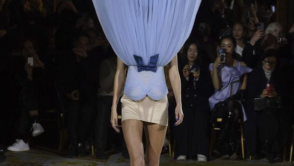 Foto: Fashion di Luar Nalar! Viktor & Rolf Pamer Gaun Jungkir-Balik