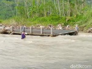 Fakta di Balik Heboh Video Warga Seberangi Sungai Banjir di Banjarnegara