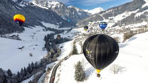 Warna-warni Balon Udara Terbang di Pegunungan Salju Swiss