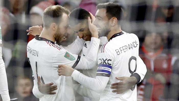 Soccer Football - Carabao Cup - Semi Final - First Leg - Nottingham Forest v Manchester United - The City Ground, Nottingham, Britain - January 25, 2023 Manchester United's Marcus Rashford celebrates scoring their first goal with Christian Eriksen and Bruno Fernandes Action Images via Reuters/Peter Cziborra