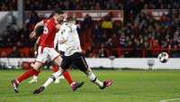 Kemudian, MU yang bisa menambah gol lagi. Sebelum jeda, Wout Weghorst mencatatkan namanya di papan skor dan mengubah kedudukan menjadi 2-0. Action Images/Reuters/Peter Cziborra  
