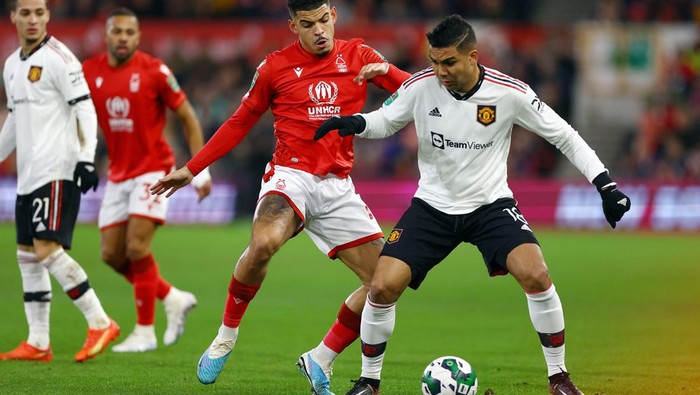 Weghorst Cetak Gol Perdana, Manchester United Bantai Nottingham Forest Soccer Football - Carabao Cup - Semi Final - First Leg - Nottingham Forest v Manchester United - The City Ground, Nottingham, Britain - January 25, 2023 Nottingham Forest's Morgan Gibbs-White in action with Manchester United's Casemiro REUTERS/Molly Darlington