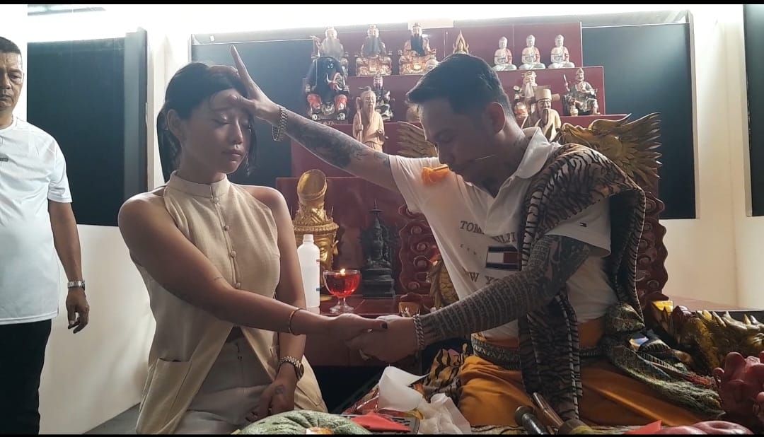 Wendy Walters saat berkunjung ke Vihara Siam Lukong.