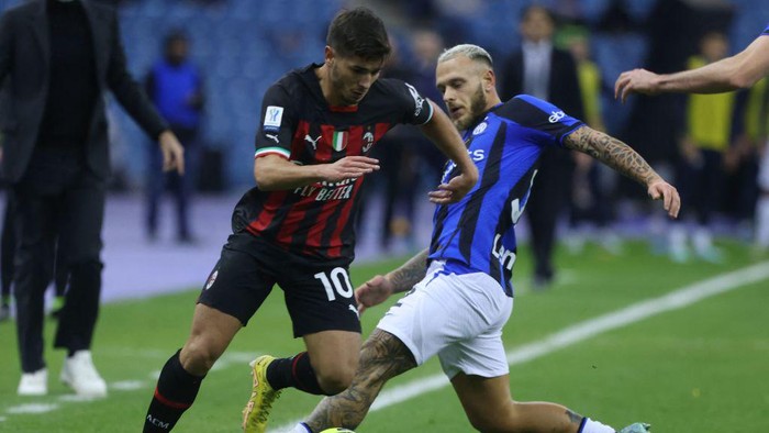 AC Milans Spanish midfielder Brahim Diaz dribbles past Inter Milans Italian defender Federico Dimarco (R) during the Italian SuperCup football match between AC Milan and Inter Milan, at the King Fahd International Stadium in Riyadh on January 18, 2023. (Photo by Fayez NURELDINE / AFP) (Photo by FAYEZ NURELDINE/AFP via Getty Images)