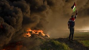 Asap Hitam Pejuang Palestina Lawan Pasukan Israel di Tepi Barat