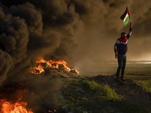 Asap Hitam Pejuang Palestina Lawan Pasukan Israel di Tepi Barat