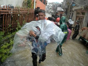Potret Evakuasi Warga Korban Banjir di Manado Potret Evakuasi Warga Korban Banjir di Manado