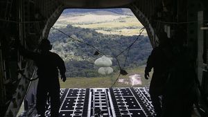 Momen Militer Brasil Terjunkan Makanan untuk Anak-anak Kekurangan Gizi