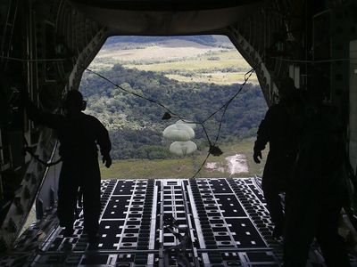 Momen Militer Brasil Terjunkan Makanan untuk Anak-anak Kekurangan Gizi