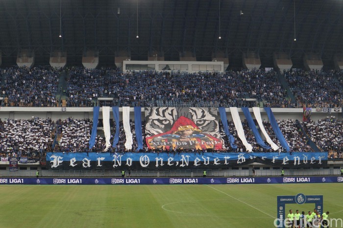Bobbi Jaelani  pentolan Creative Division Viking. Bob -sapaannya-  dan tim membuat koreografi yang membakar semangat para pemain Persib saat berlaga