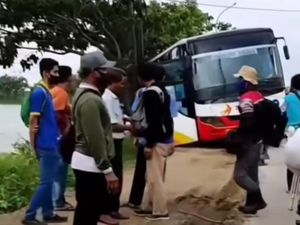 Dua Bus Terperosok Saat Ngeblong Hindari Macet di Gresik Dua Bus Terperosok Saat Ngeblong Hindari Macet di Gresik