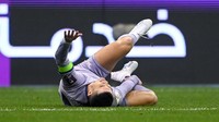 Ia sampai mengerang kesakitan karena berduel dengan pemain lawan. Foto: Getty Images/Sam Bagnall - AMA