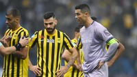 Dengan kekalahan ini, Al Nassr dipastikan tersingkir dari Saudi Super Cup. Ronaldo pun harus bersabar untuk bisa meraih trofi pertamanya di Timur Tengah Foto: Getty Images/Sam Bagnall - AMA