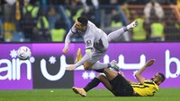 Ronaldo harus jatuh bangun untuk membantu Al Nassr mencetak gol. Foto: Getty Images/Sam Bagnall - AMA