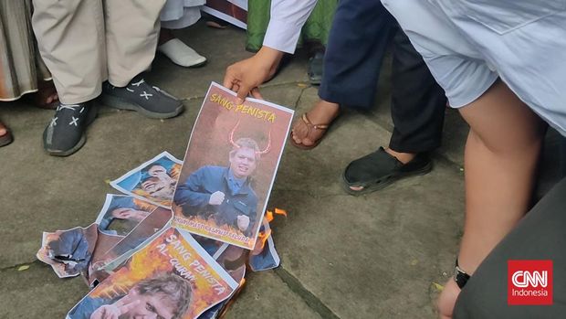 Massa menggelar unjuk rasa di depan kantor DPRD Sulawesi Selatan mengkritik aksi pembakaran Alquran di Swedia beberapa waktu lalu. CNN Indonesia/Muhammad Ilham