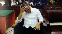 Dituntut 3 Tahun Penjara, Agus Nurpatria Pegang Kepala