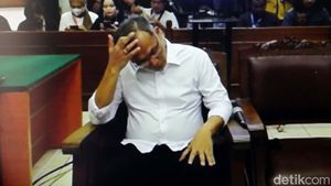 Dituntut 3 Tahun Penjara, Agus Nurpatria Pegang Kepala