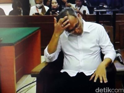 Dituntut 3 Tahun Penjara, Agus Nurpatria Pegang Kepala