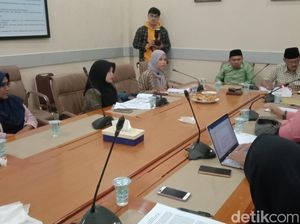 Emak-emak Ngadu ke DPRD Indramayu gegara Tarif PDAM Naik