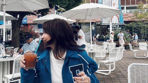 Gaya Cantik Enzy Storia saat Ngopi di Korea hingga Amerika