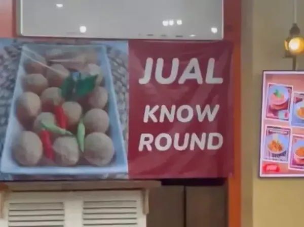 8 Tulisan Bahasa Inggris di Spanduk Jualan Ini Kocak, Cuma Suhu yang Paham