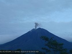 Gunung Semeru Tercatat Erupsi Dua Kali Pagi Ini