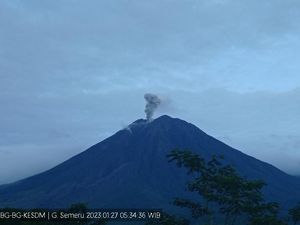 Gunung Semeru Tercatat Erupsi Dua Kali Pagi Ini