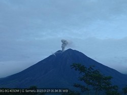 Gunung Semeru Tercatat Erupsi Dua Kali Pagi Ini