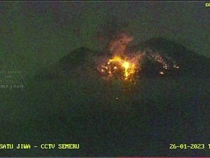 Gunung Semeru Muntahkan Lava Pijar Sejauh 800 Meter Disertai Gemuruh Gunung Semeru Muntahkan Lava Pijar Sejauh 800 Meter Disertai Gemuruh