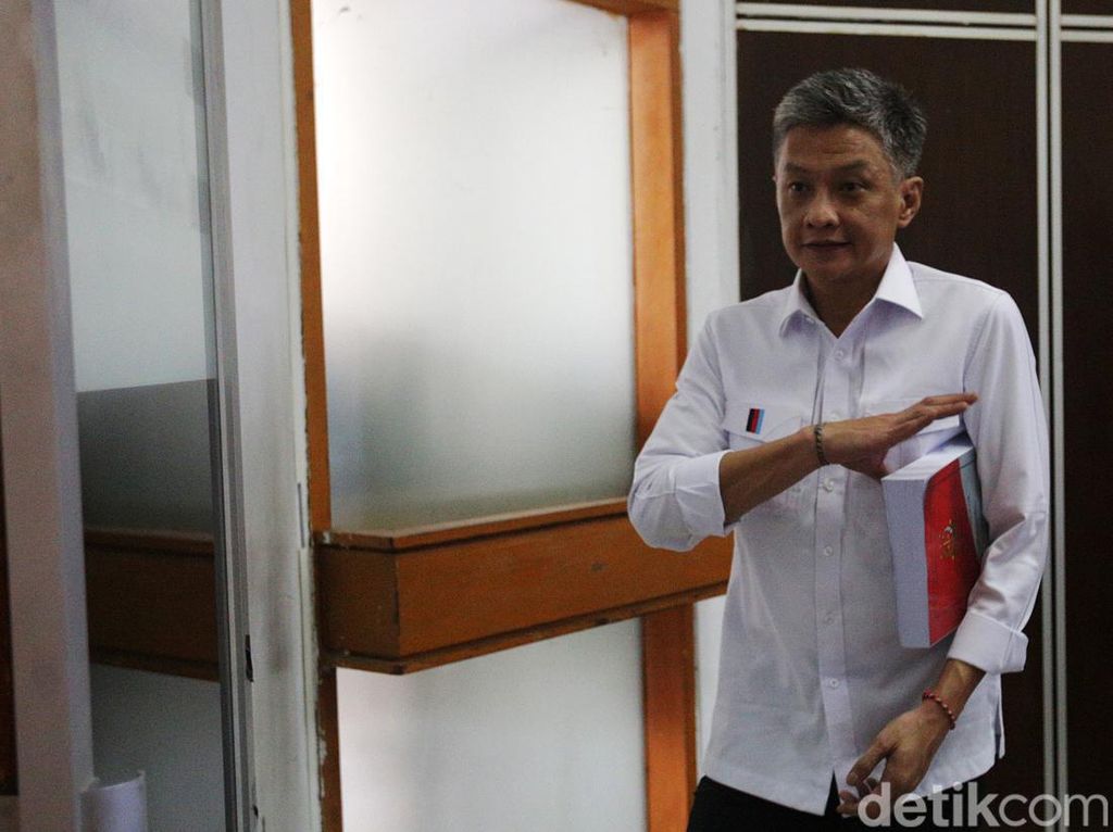 Ekspresi Hendra Kurniawan Usai Dituntut 3 Tahun Penjara Ekspresi Hendra Kurniawan Usai Dituntut 3 Tahun Penjara