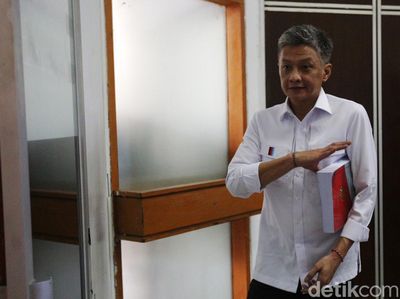 Ekspresi Hendra Kurniawan Usai Dituntut 3 Tahun Penjara