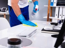 Sebatas Terima Kasih Cukup bagi Dinda Si Petugas Bersih-bersih