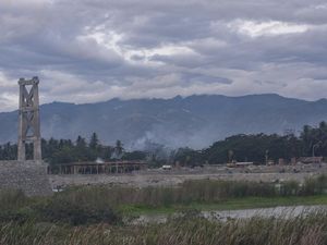 Jembatan Gantung yang Putus Diterjang Banjir di Sigi Dibangun Kembali Jembatan Gantung yang Putus Diterjang Banjir di Sigi Dibangun Kembali
