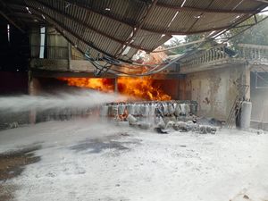 Terjadi Ledakan saat Agen Gas di Jaktim Kebakaran, Warga Teriak Kaget Terjadi Ledakan saat Agen Gas di Jaktim Kebakaran, Warga Teriak Kaget