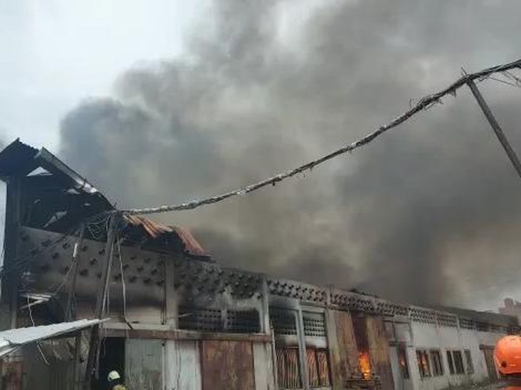 Gudang Pabrik di Jakbar Terbakar, 15 Mobil Damkar Dikerahkan Gudang Pabrik di Jakbar Terbakar, 15 Mobil Damkar Dikerahkan
