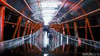 Keren, Kelap-kelip Lampu Skywalk Kebayoran Lama di Malam Hari