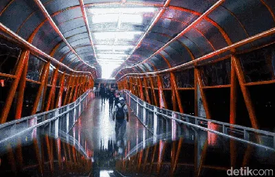 Keren, Kelap-kelip Lampu Skywalk Kebayoran Lama di Malam Hari