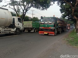 Sabar, Lur! Jalan Pantura Pati-Rembang Masih Macet Parah Sore Ini
